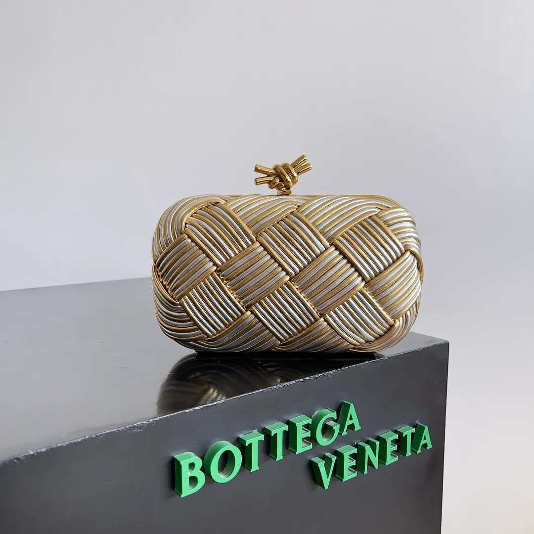 Batch 2100 ✨💎The secret weapon of the dinner queen: BV-Kont dinner bag ||| 🌈**Gold and silver gradient, full of luxurious texture** This Kont evening bag adopts a unique gold and silver gradient design, which is simply synonymous with sparkle! Whether you are wearing an elegant evening dress or a noble banquet outfit, it can match perfectly. Each leather strip reveals the craftsman's good intentions, exquisite hand-sewing, and high-end quality. Holding it in your hand, you can not only feel its weight, but also its unique sense of nobility. 👐💖 💁‍♀️**Versatile artifact, suitable for any occasion** Whether it is a formal business banquet, a romantic wedding scene, or an everyday get-together, the Kont dinner bag is your best choice. Its versatile style can easily adapt to various occasions, allowing you to become the center of attention wherever you go. Exquisite handmade evening bag, versatile evening bag, Kont evening bag, fashionable item, essential for important occasions. Style number: 804532 (717622) Size: 19.5*11.5*5cm